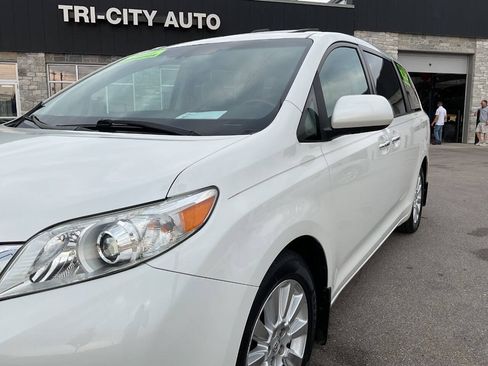 Used 2011 Toyota Sienna Limited w/ Premium Pkg AWD/4WD image 2