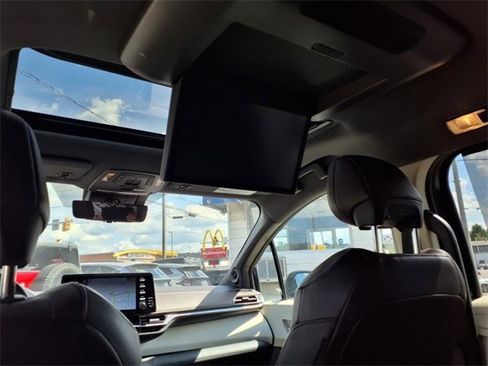 Used 2023 Toyota Sienna Platinum image 18