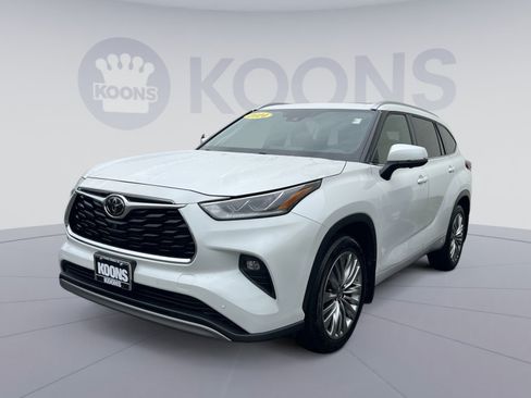 Used 2024 Toyota Highlander Platinum AWD/4WD image 1