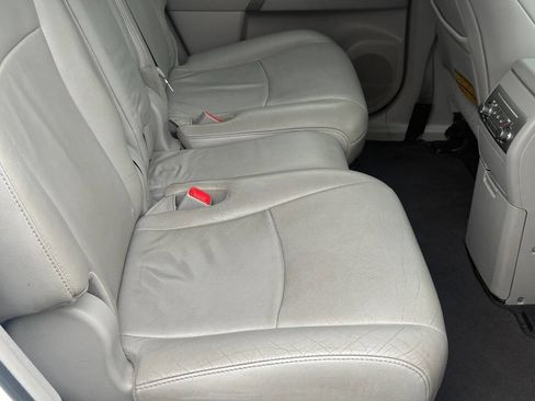 Used 2012 Toyota Highlander SE w/ Tow Pkg image 11