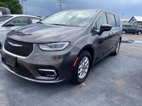 Used 2023 Chrysler Pacifica Touring-L FWD image 3
