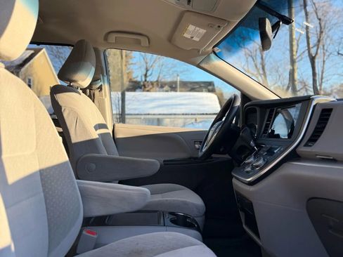 Used 2015 Toyota Sienna LE image 14
