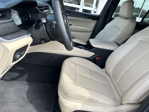 Used 2025 Jeep Grand Cherokee Limited w/ Luxury Tech Group II RWD image 10