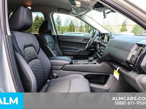 Used 2025 Nissan Pathfinder SV image 23