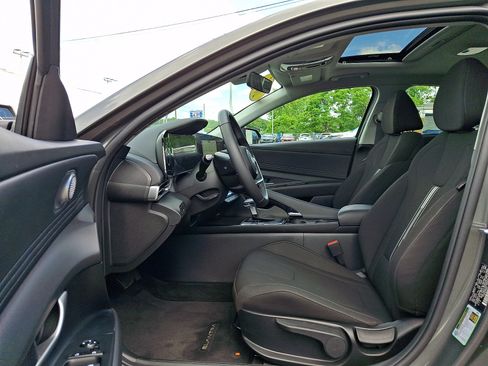 Used 2025 Hyundai Elantra SEL FWD image 14