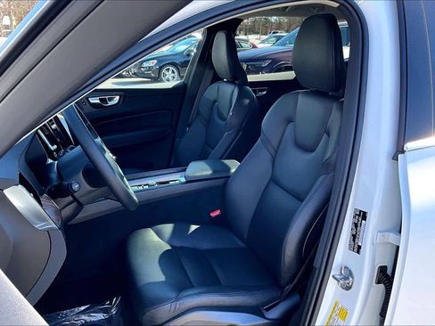 Used 2022 Volvo XC60 B5 Momentum w/ Climate Package image 8