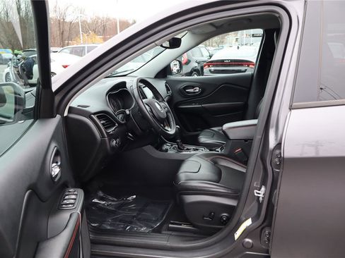 Used 2019 Jeep Cherokee Trailhawk image 14