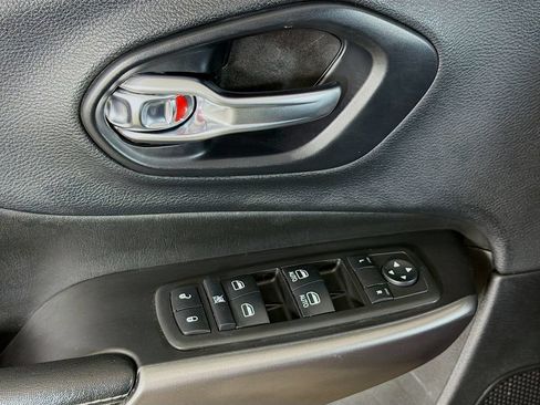 Used 2019 Jeep Cherokee Latitude Plus AWD/4WD image 17