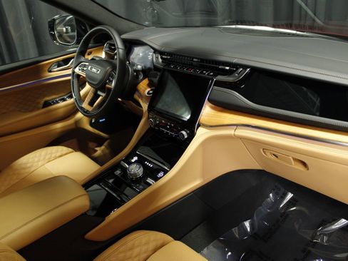 Used 2025 Jeep Grand Cherokee L Summit image 31