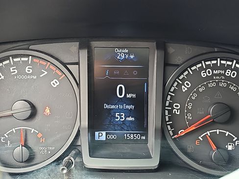 Used 2018 Toyota Tacoma SR image 19