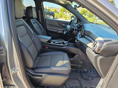 Used 2025 Chevrolet Equinox LT w/ Convenience Package II image 34