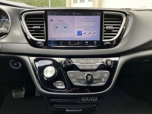 Used 2025 Chrysler Pacifica Select FWD image 18
