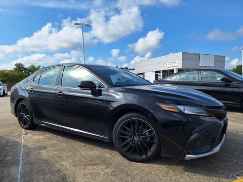 Used 2023 Toyota Camry XSE FWD image 3