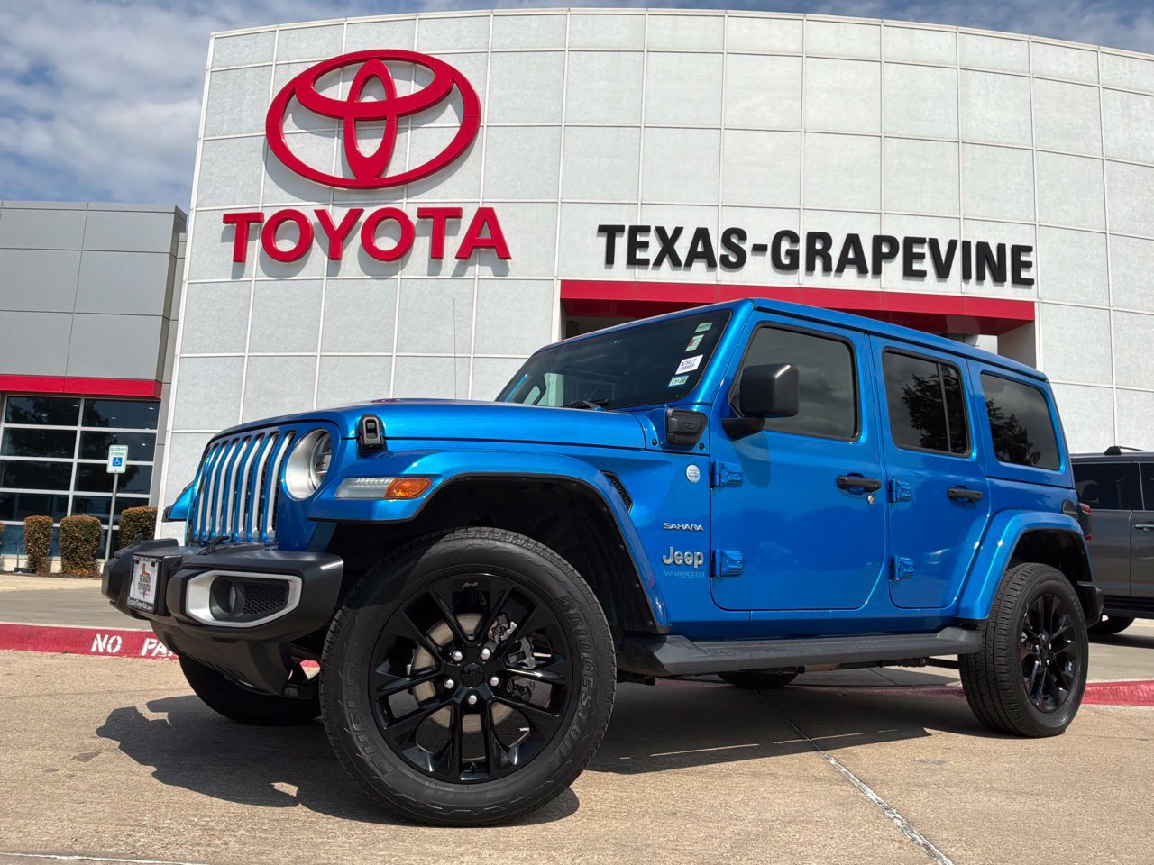 Used 2021 Jeep Wrangler Unlimited Sahara w/ Cold Weather Group AWD/4WD image 2