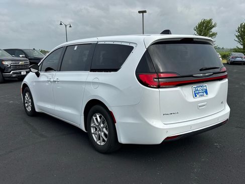 Used 2024 Chrysler Pacifica Touring-L FWD image 3