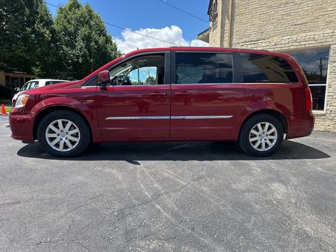 Used 2013 Chrysler Town & Country Touring FWD image 2