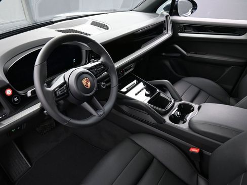 New 2026 Porsche Cayenne Base image 4