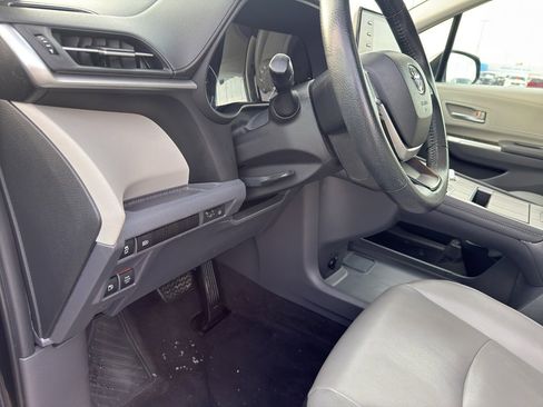 Used 2022 Toyota Sienna XLE image 14
