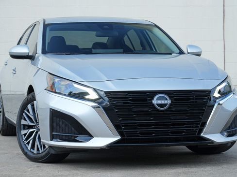 Used 2025 Nissan Altima 2.5 SV w/ SV Premium Package FWD image 2