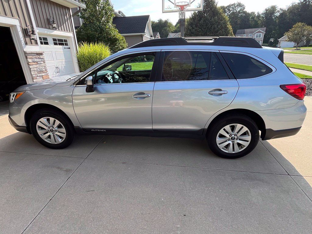 Used 2017 Subaru Outback 2.5i Premium AWD/4WD image 2