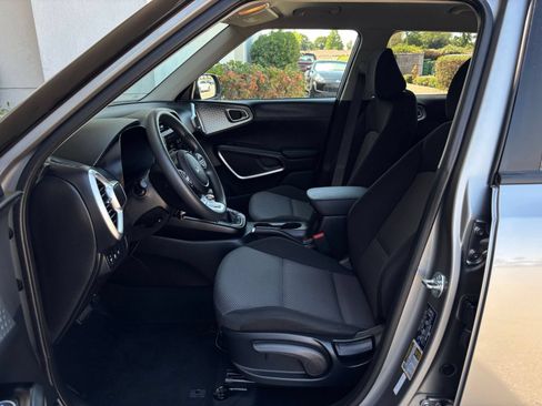 Used 2025 Kia Soul LX w/ LX Technology Package FWD image 24