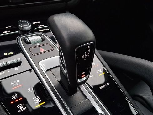 Used 2023 Porsche Cayenne w/ Premium Package image 12