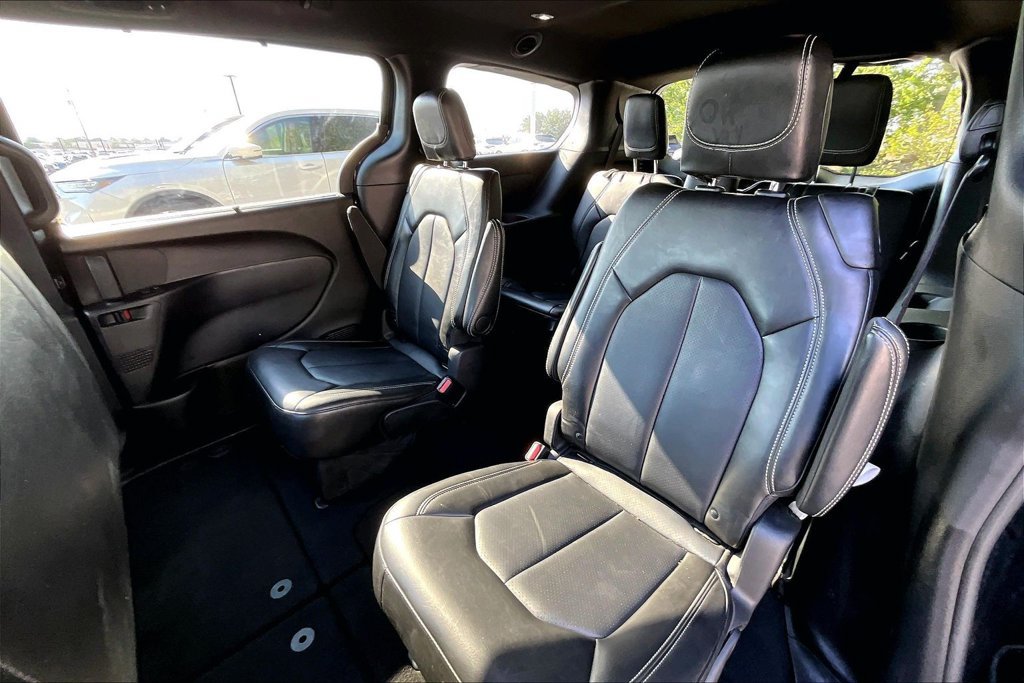 Used 2025 Chrysler Pacifica Select FWD image 36