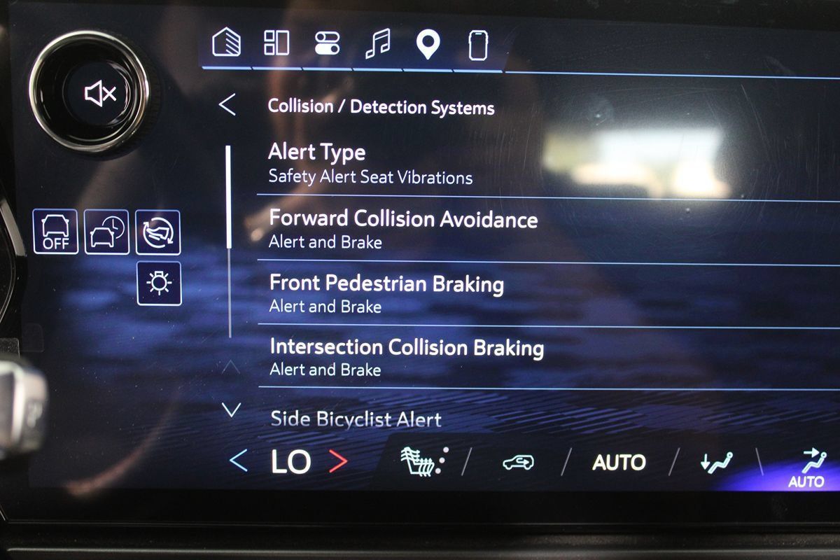 Used 2024 Chevrolet Equinox EV RS FWD image 11