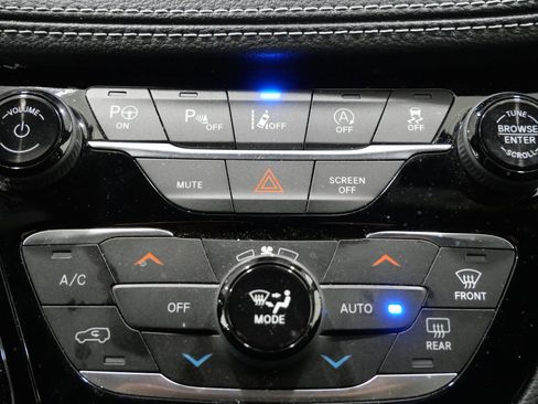 Used 2023 Chrysler Pacifica Touring-L w/ S Appearance Package FWD image 19