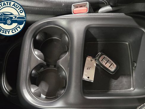 Used 2025 Chrysler Pacifica Select FWD image 19