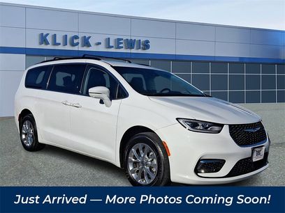 Used 2022 Chrysler Pacifica Touring-L w/ Uconnect Theater Family Group