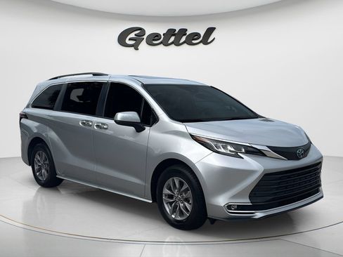 Used 2022 Toyota Sienna XLE FWD image 3