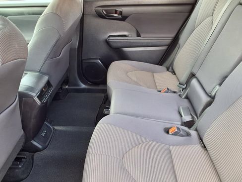 Used 2024 Toyota Highlander LE FWD image 11