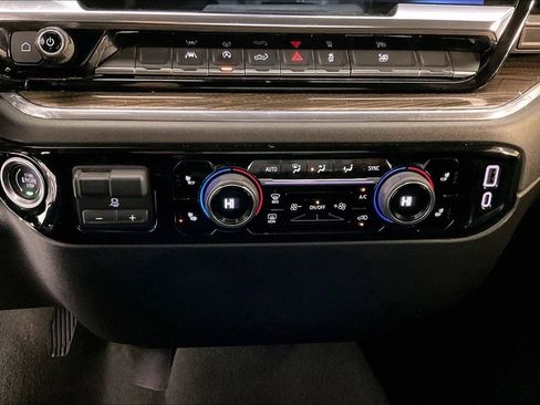 Used 2025 Chevrolet Silverado 1500 LT AWD/4WD image 32