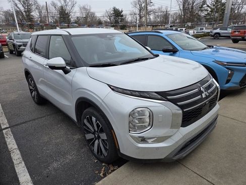 Used 2025 Mitsubishi Outlander SE image 6
