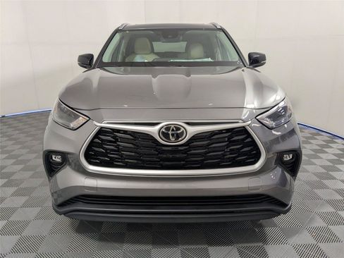 Used 2025 Toyota Highlander XLE FWD image 21
