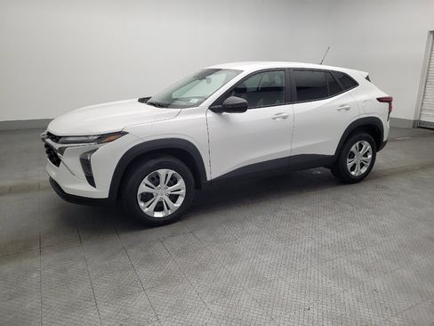 Used 2025 Chevrolet Trax LS FWD image 2
