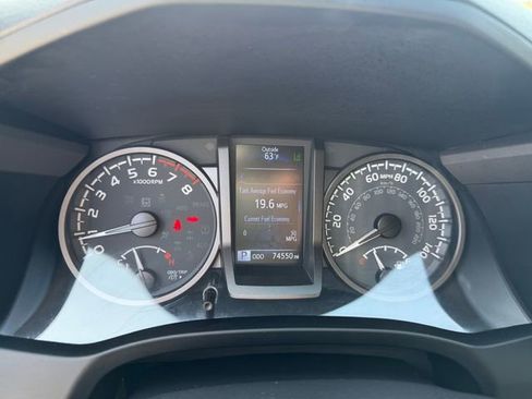 Used 2022 Toyota Tacoma TRD Off-Road w/ TRD Premium Off Road Package AWD/4WD image 25