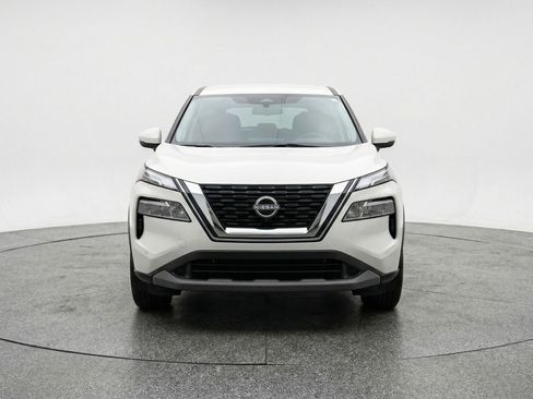 Used 2025 Nissan Rogue SV image 2