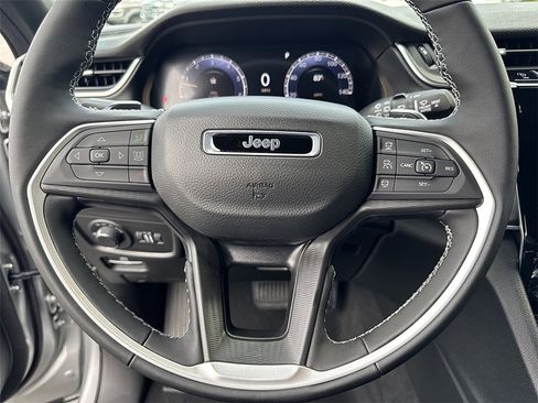 New 2025 Jeep Grand Cherokee Altitude image 7