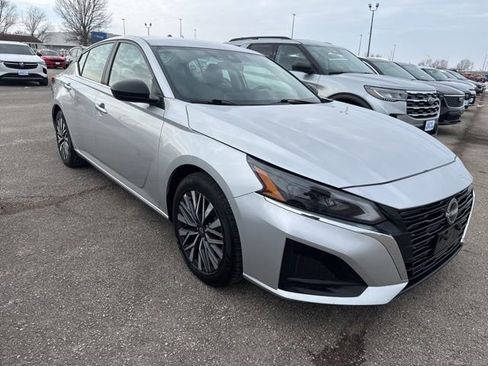 Used 2024 Nissan Altima 2.5 SV image 5