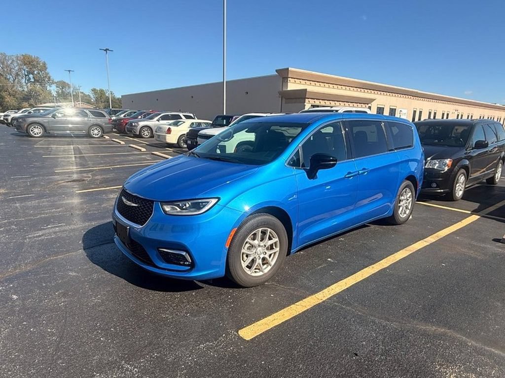 Used 2026 Chrysler Pacifica Select FWD image 2