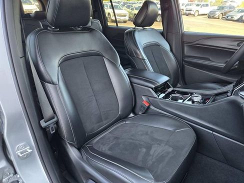 Used 2023 Jeep Grand Cherokee L Laredo image 16