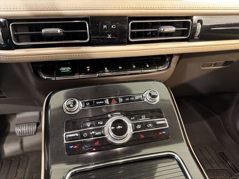 Used 2022 Lincoln Nautilus FWD w/ Premium Package image 19