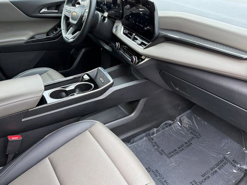 Used 2025 Chevrolet Equinox LT w/ Convenience Package II image 16