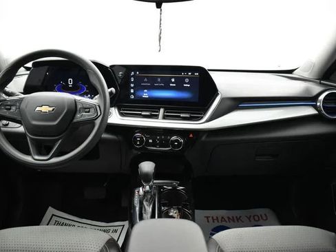 Used 2025 Chevrolet Trax LT FWD image 19