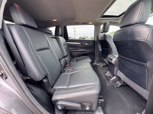 Used 2017 Toyota Highlander XLE AWD/4WD image 14