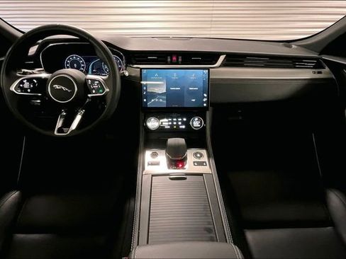 Certified 2024 Jaguar F-PACE R-Dynamic S image 18