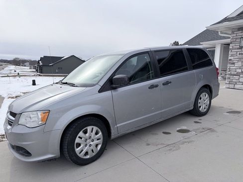 Used 2019 Dodge Grand Caravan SE image 2