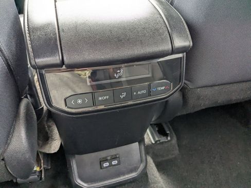 Used 2024 Toyota Highlander LE image 27